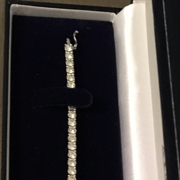 Diamond & White Gold Tennis Bracelet - Picture 2 of 8
